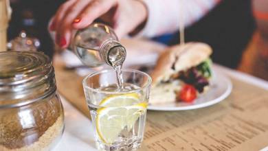 پزشکی آیا آب خوردن وسط غذا باعث چاقی می شود؟