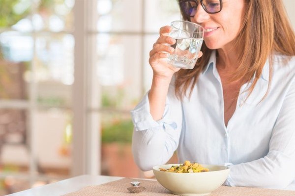 آیا چاقی ناشی از نوشیدن آب در وسط وعده غذایی است؟