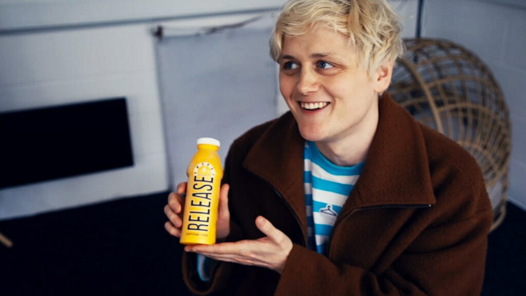 پزشکی مستندساز انگلیسی ادرار رانندگان آمازون را بهعنوان نوشیدنی انرژیزا در آمازون فروخت!