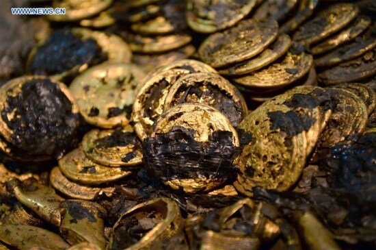 طلا پیدا کردن کوهی از طلا در کنار یک فسیل!/ عکس