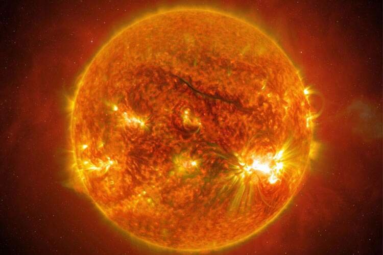 عمومی آیا خورشید میتواند زمین را ببلعد؟